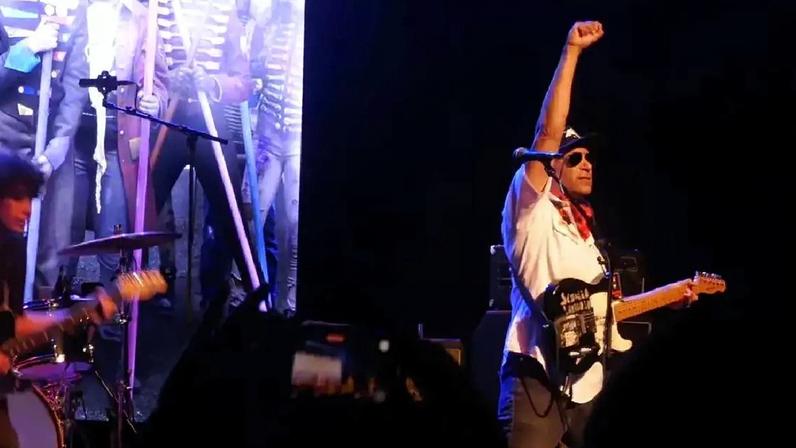 Tom Morello recebe convidados em show na Califórnia