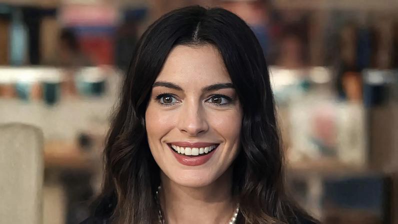 Anne Hathaway retorna como Andy Sachs em ‘O Diabo Veste Prada 2’, agora vivendo uma fase mais madura e distante da jovem assistente do primeiro filme.