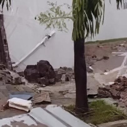 Chuvas de 200mm em Goiana transbordam canal derrubam muro escolar e invadem casas