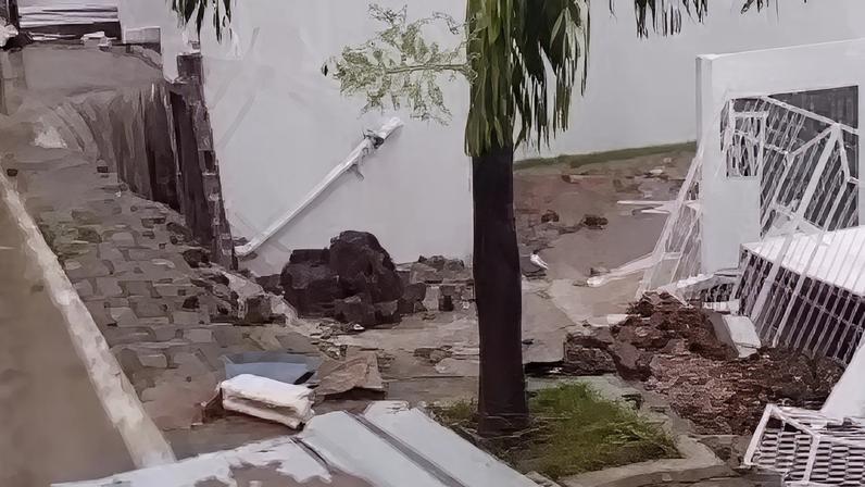 Desabamento de muro de escola em Goiana.