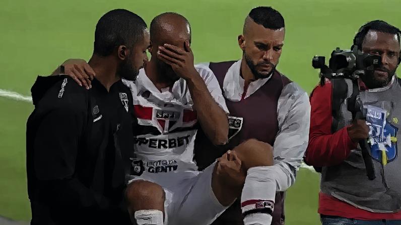 Lucas se lesionou novamente e saiu carregado de jogo do São Paulo.