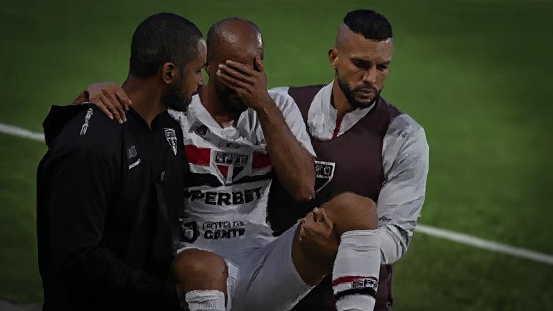 Lucas se lesiona novamente e sai carregado de jogo do São Paulo.