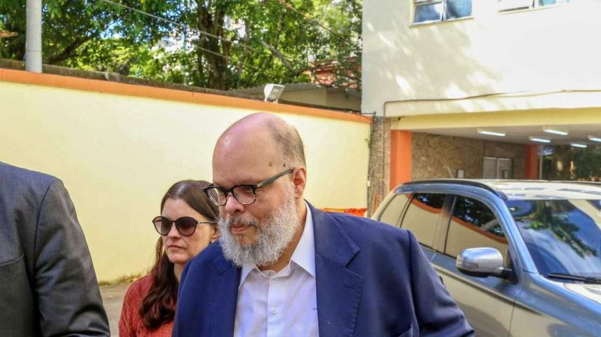 Ed Motta prestou depoimento 10 dias após confusão em restaurante do RJ, se diz 'desprestigiado' por cobrança de taxa de rolha, e nega ofensa a funcionário.