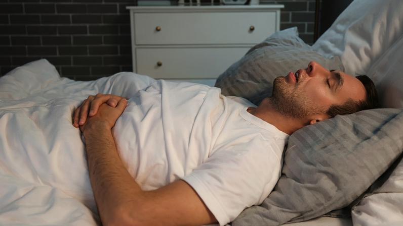 Quando a respiração sofre interrupções repetidas, ocorre uma queda intermitente dos níveis de oxigênio no sangue, a hipoxemia – depositphotos.com / serezniy