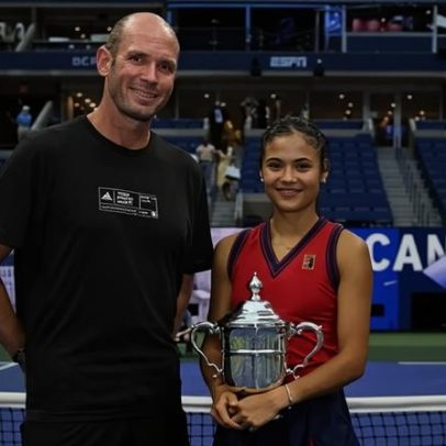 Raducanu recontrata treinador que a ajudou a vencer US Open 2021