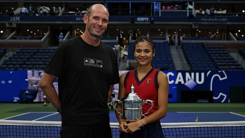 Raducanu recontrata treinador que a ajudou a vencer US Open 2021