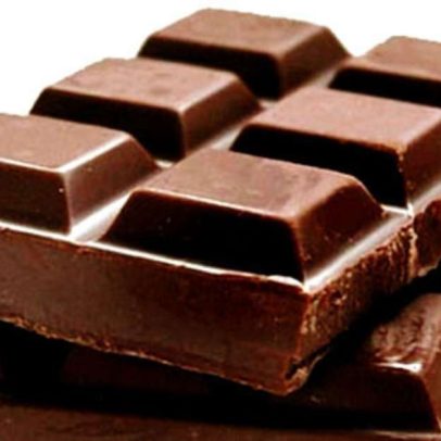 Chocolate amargo com mais cacau é destacado por especialistas como mais saudável
