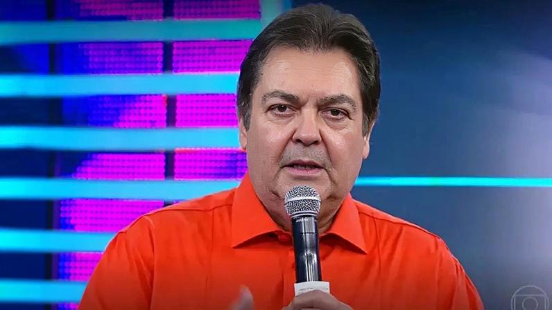 O apresentador Fausto Silva, de 76 anos, foi internado no dia 25 de maio no Hospital Israelita Albert Einstein para realizar um procedimento ambulatorial previamente agendado por sua equipe médica. De acordo com a assessoria do comunicador, a internação ocorreu para a retirada de uma sonda gástrica – Reprodução/TV Globo