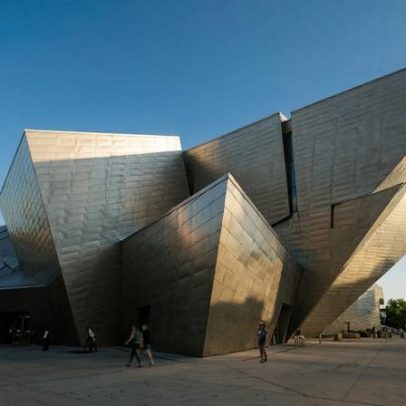 Edifício de titânio de 2006 abriga acervo de arte arrojado nas Américas