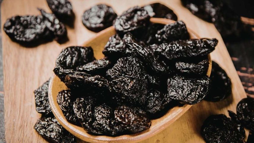 Conhecida como “ouro negro”, essa fruta reúne nutrientes que ajudam na digestão, saúde óssea, pele e emagrecimento; entenda