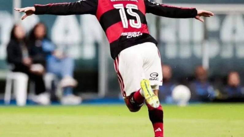 Carrascal comemora. Foi dele o gol da vitória do Flamengo.