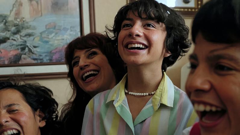 Cena do filme "Seis Meses no Prédio Rosa e Azul", coprodução brasileira selecionada para a Semana da Crítica do 79° Festival de Cannes.