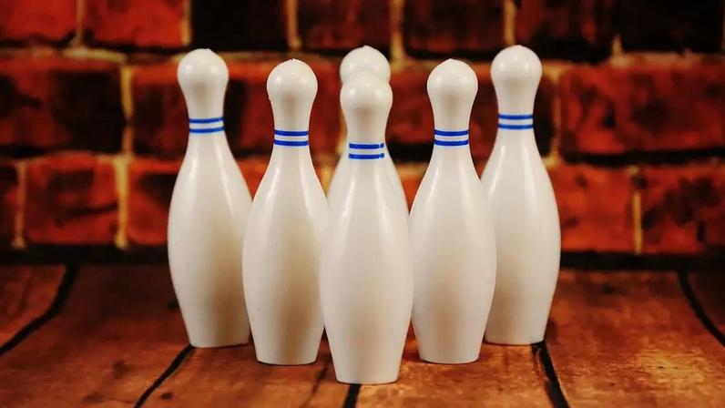 O boliche é um esporte simples e acessível, em que o objetivo é derrubar dez pinos com uma bola. Popular entre diferentes idades, combina diversão, competição e momentos de lazer.