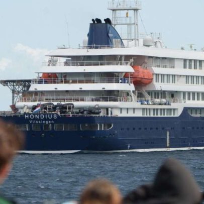 Navio de cruzeiro com surto de hantavírus atraca em porto espanhol
