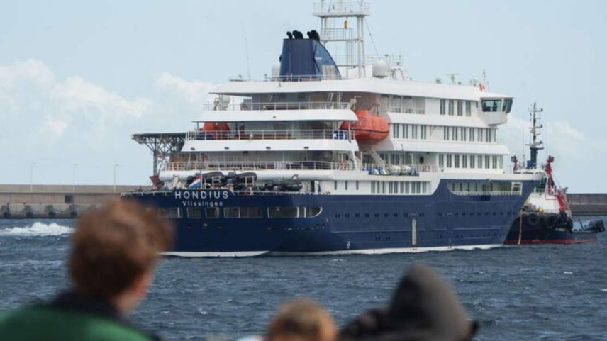 Embarcação parou em Tenerife em virtude das condições meteorológicas adversas