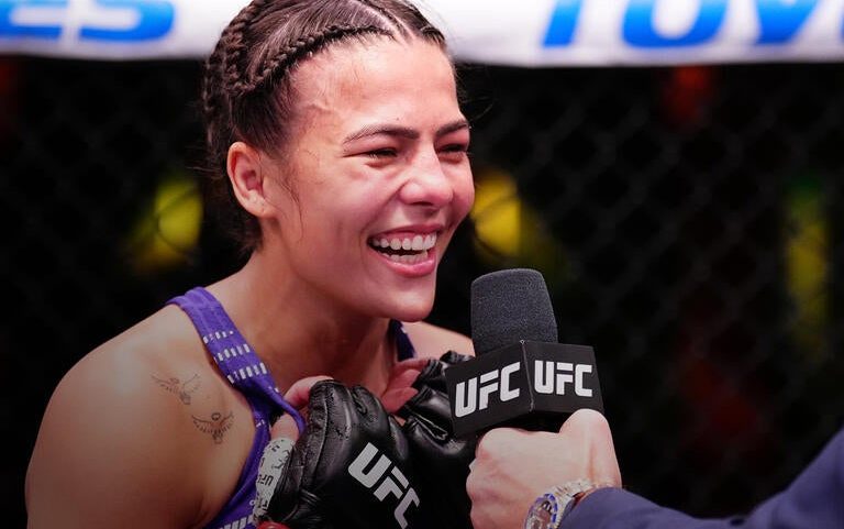 Luana Santos sorri após vitória sobre Tainara Lisboa no UFC Vegas 106, em maio de 2025. (Foto por Jeff Bottari/Zuffa LLC)