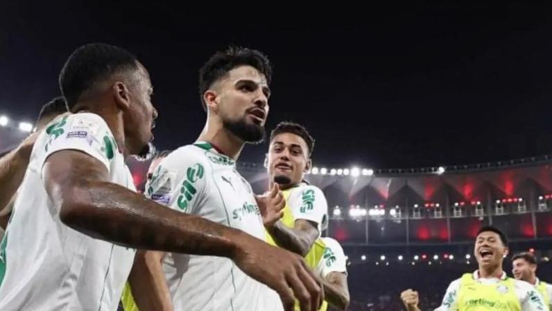Allan domina a bola recebe a marcação de Alex Sandro. O Palmeirense fez o segundo gol do Verdão no clássico.