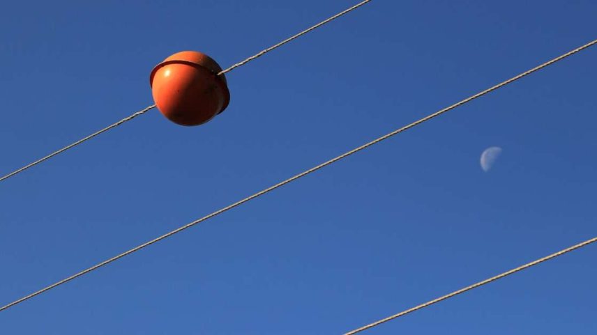 Muitas pessoas acham que é apenas para enfeite, mas as bolinhas em cabos de alta tensão servem para outra coisa e não tem à ver com eletricidade