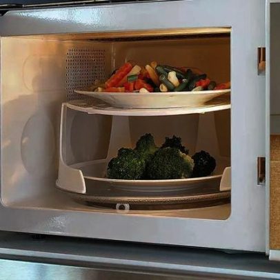 Como o micro-ondas cozinha alimentos e por que o prato esquenta mais