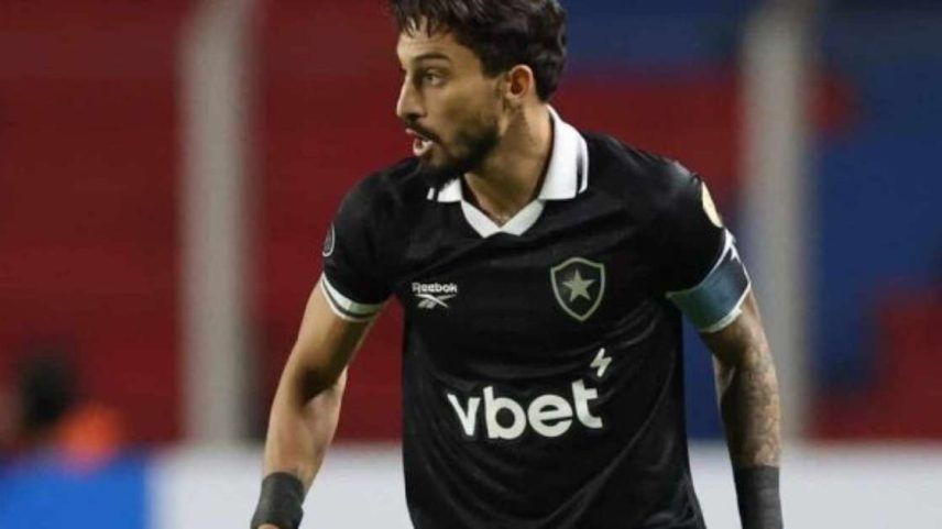 Ídolo da torcida, Telles começou no banco e entrou em campo no segundo tempo do embate –
