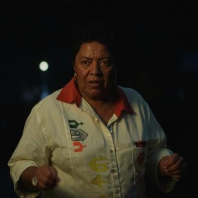 Filha de faxineira paulistana e pintor de paredes, artista plástica de fama mundial