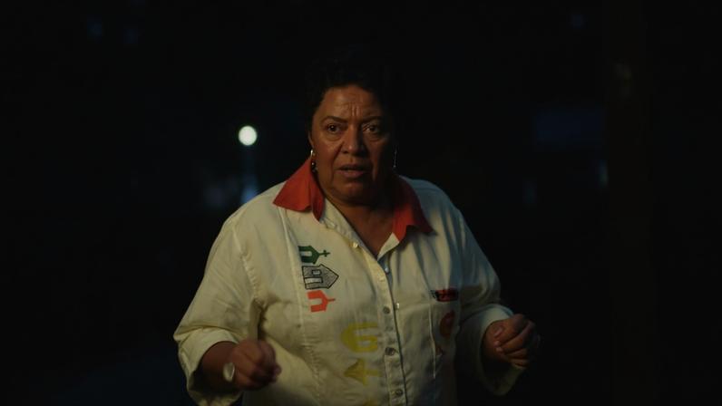 Rosana Paulino no jardim de sua casa, em Pirituba, São Paulo