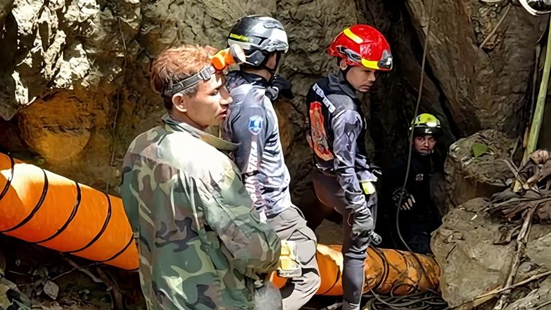 Resgatistas tailandeses ajudam no resgate de sete presos em caverna no Laos