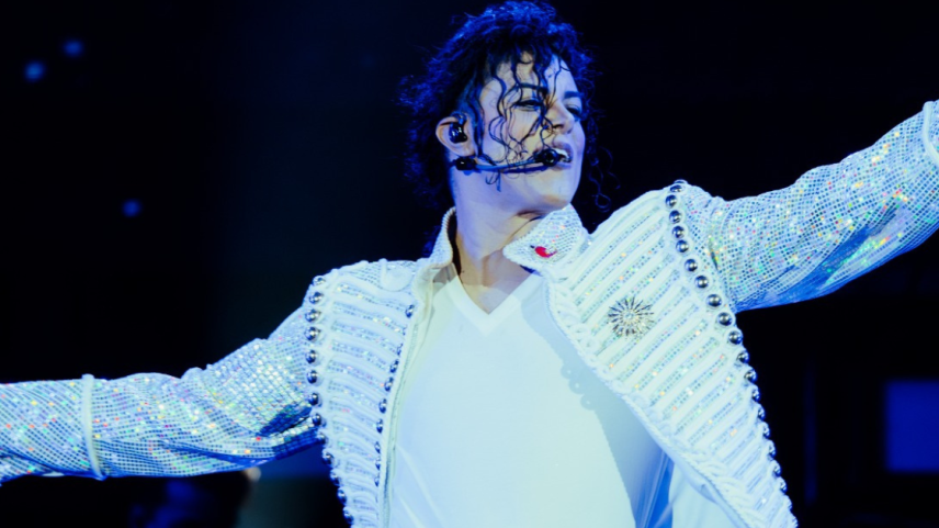 Rodrigo Teaser faz show para 15 mil em Xangai com tributo a Michael Jackson