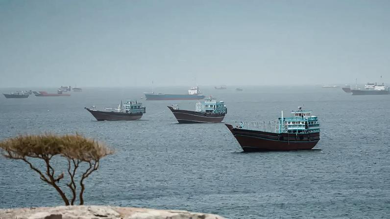 Embarcações navegam pelo Estreito de Ormuz, em Musandam, Omã, em 20 de maio de 2026.