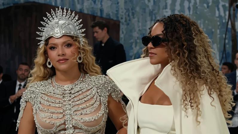 Beyoncé volta ao Met Gala após dez anos com Blue Ivy