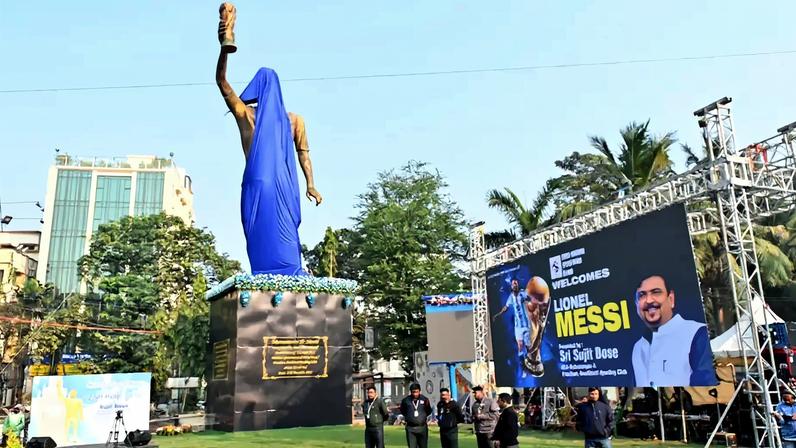 Estátua de Lionel Messi em Calcutá, Índia, durante inauguração em dezembro de 2025