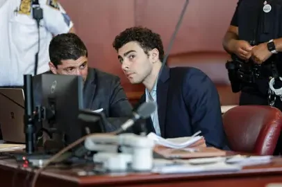 Juiz admite arma e escritos como evidência no caso Mangione, em Nova York