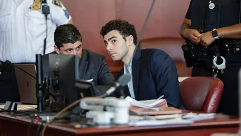 Juiz admite arma e escritos como evidência no caso Mangione, em Nova York