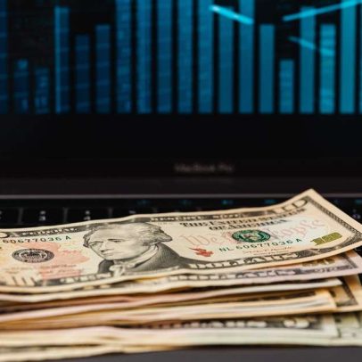 Dólar atinge menor nível em dois anos e Ibovespa reanima com salto da bolsa