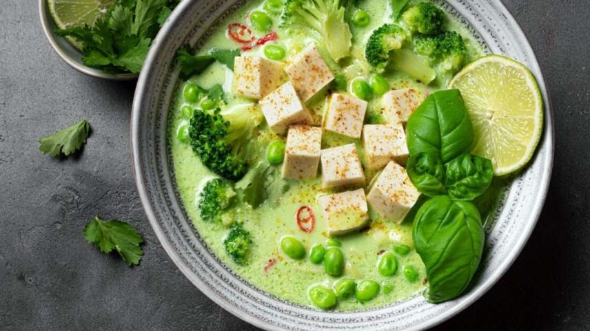 Sopa com tofu, brócolis e edamame