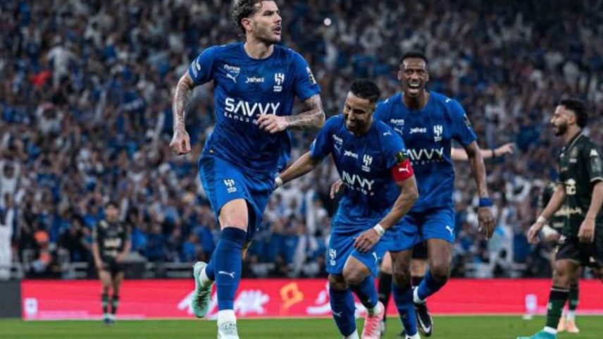 Ramiro Enrique, do Al Kholood, em disputa de bola com Rében Neves, do Al-Hilal –