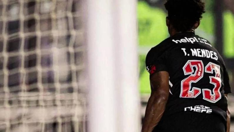 Autor do gol do Vasco na vitória contra o Athletico, Thiago Mendes está suspenso –