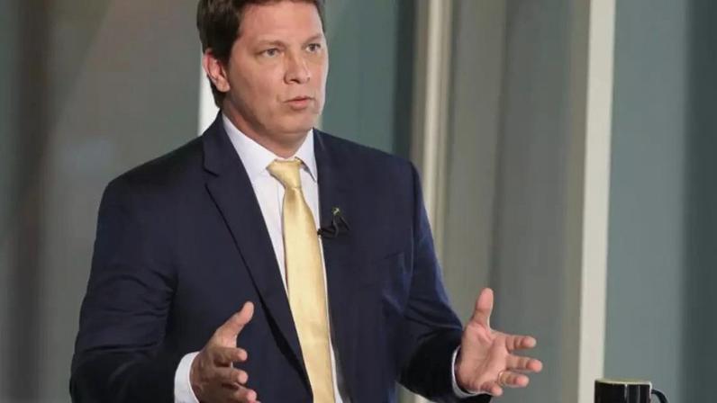 O deputado federal Mário Frias está no exterior desde o dia 12 de maio