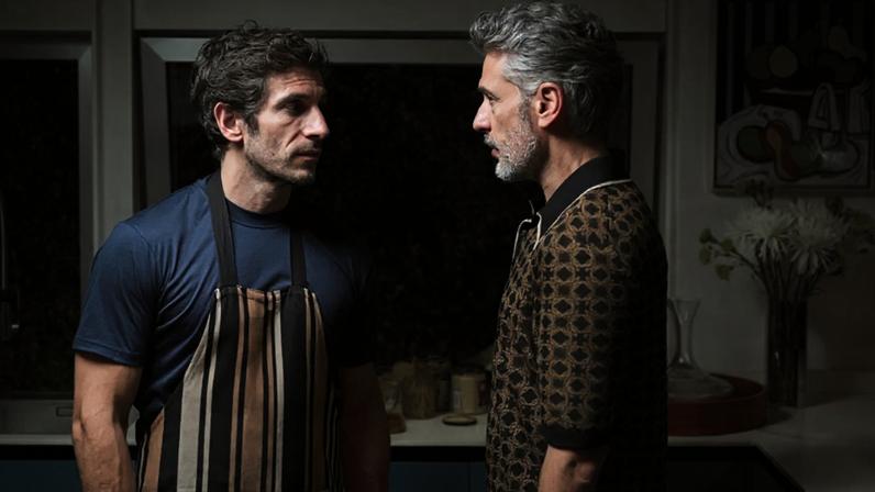 Leonardo Sbaraglia e Quim Gutiérrez em 'Natal Amargo', filme de Pedro Almodóvar