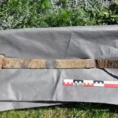 Menino de seis anos encontra espada viking milenar na Noruega