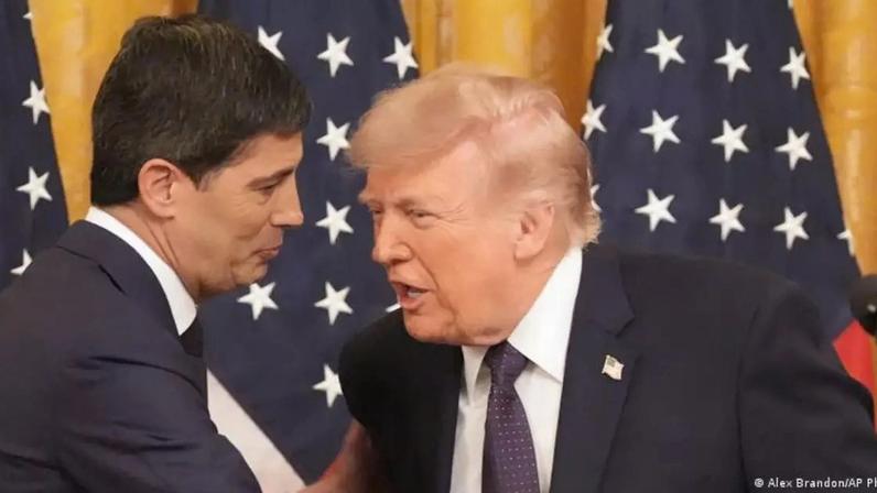 Warsh e Trump na cerimônia de posse na Casa Branca