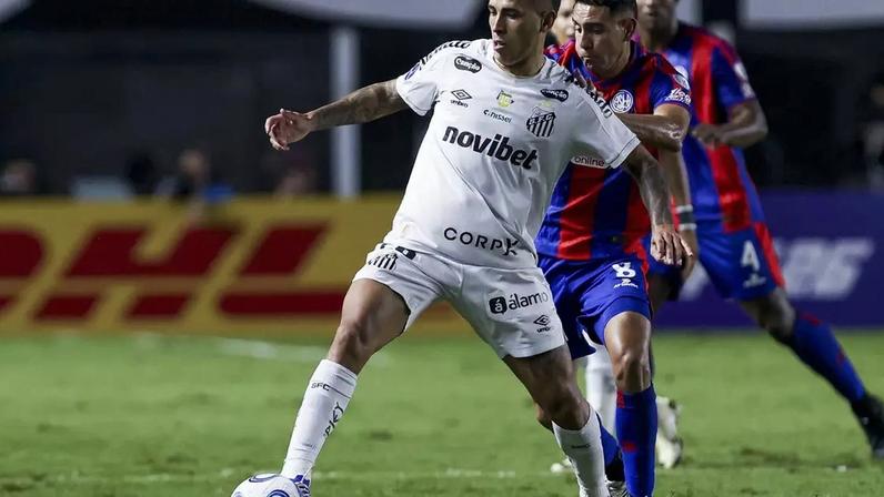 Cristian Oliva e Manuel Insaurralde disputam bola em Santos x San Lorenzo