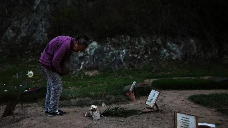 Carmen Navas, 82, junto ao túmulo do filho, Víctor Quero, detido e dado como morto pelas autoridades venezuelanas após mais de um ano de buscas, em cemitério de Caracas, em 7 de maio de 2026.
