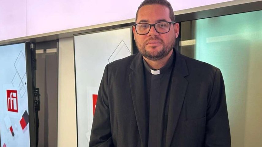 O diácono e escritor Rodrigo Dias de Souza, autor de "O Sabor das Coisas que Ficam", nos estúdios da RFI, em Paris.