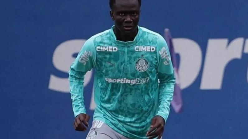 Koné com outros integrantes do elenco do Palmeiras –