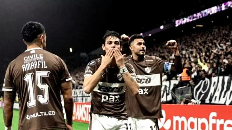Corinthians, apático, perde em casa para o Platense.
