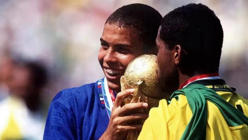Ronaldo aos 17 anos com o trofeu da Copa do Mundo dos EUA de 1994 –