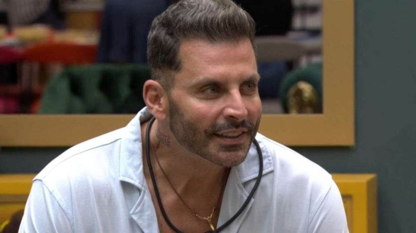 Henri Castelli na Justiça: ator abre processo de R$ 50 mil por perseguição e injúria envolvendo polêmica no 'BBB 26'.