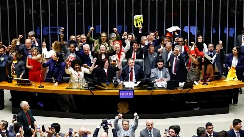 Câmara aprovou PEC que acaba com escala 6x1 e reduz jornada de trabalho para 40h semanais