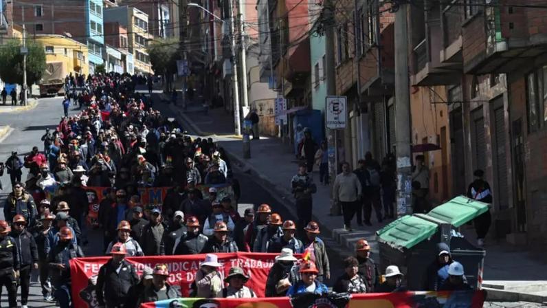Manifestantes participam de marcha que pede a renúncia do presidente da Bolívia, Rodrigo Paz, em meio ao agravamento da crise econômica e de combustíveis no país, em La Paz.